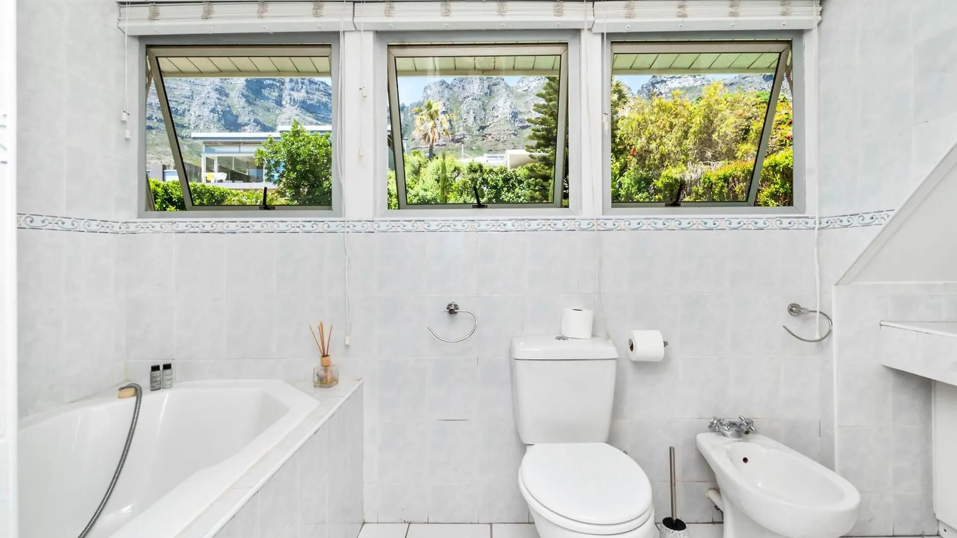 Atlantic Sunsets Villa With Magnificent Uninterrupted Ocean And Mountain Views In Camps Bay Le Cap