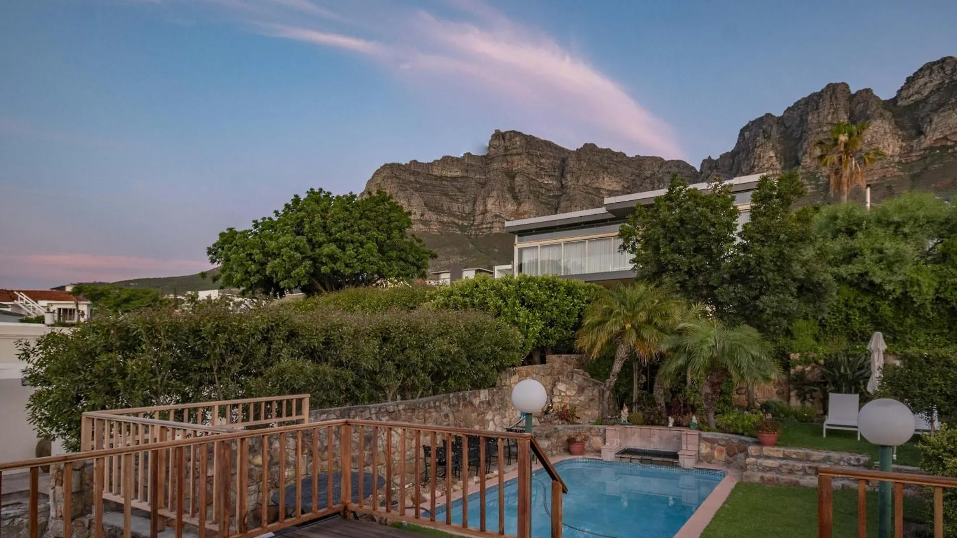 Atlantic Sunsets Villa With Magnificent Uninterrupted Ocean And Mountain Views In Camps Bay Le Cap